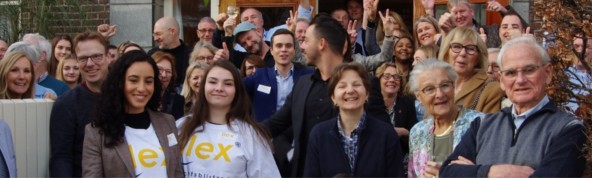 Szczęśliwa uśmiechnięta rodzina, wspierana przez LLex
